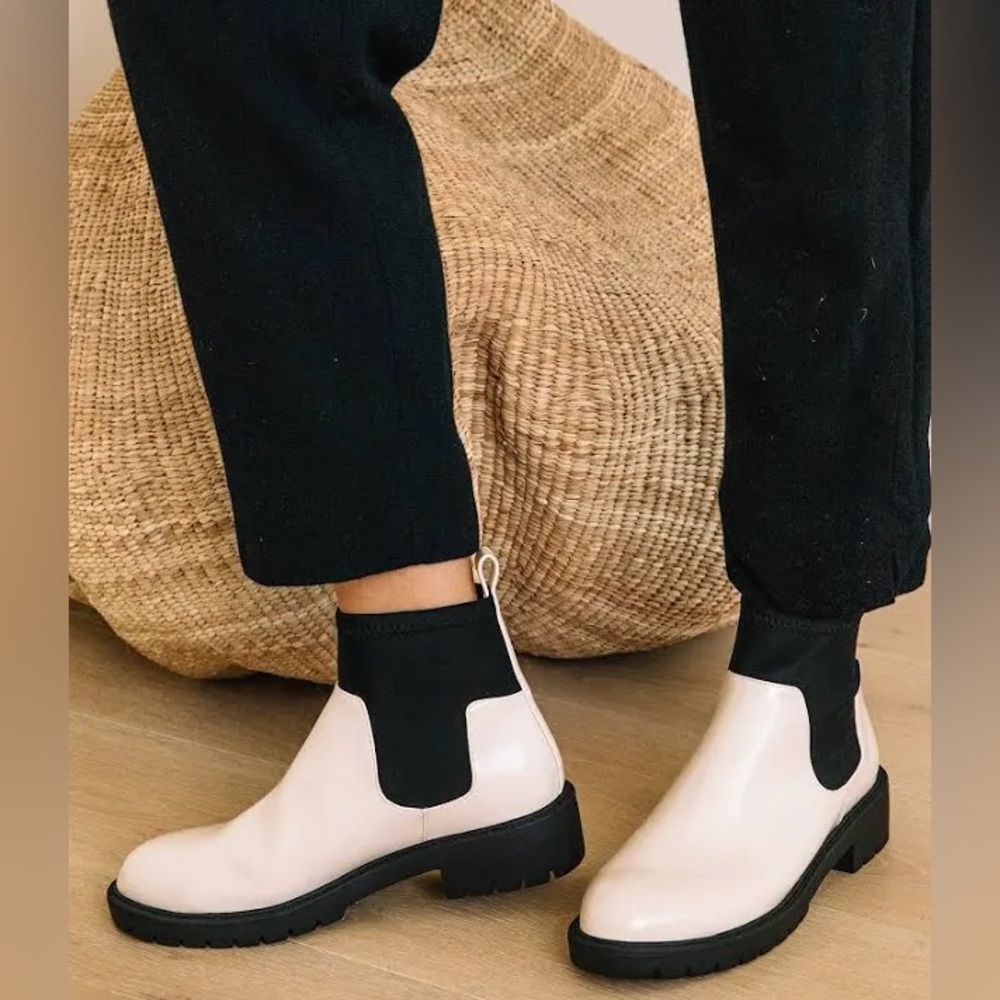 NWT NIB Coconuts by Matisse Pia Ivory Ankle Chelsea Boot Vegan Leather Size 8
